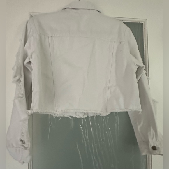 White crop top- ripped - Picture 2 of 3